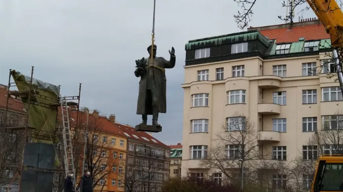 Odstraňování sochy maršála Koněva v Praze