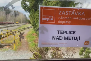 Na trati do Broumova na Náchodsku je kvůli opravám kolejí výluka, potrvá do konce května