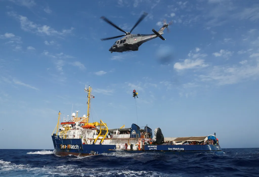 V posledních 14 dnech záchranáři vytahují z vod Středozemního moře více prchajících lidí. Jen v minulém týdnu pomohli více než pěti stům emigrantů dostat se na palubu lodě německé nevládní organizace Sea-Watch