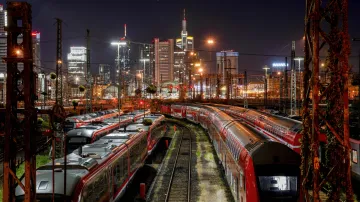 V německém Frankfurtu se zastavila železniční doprava
