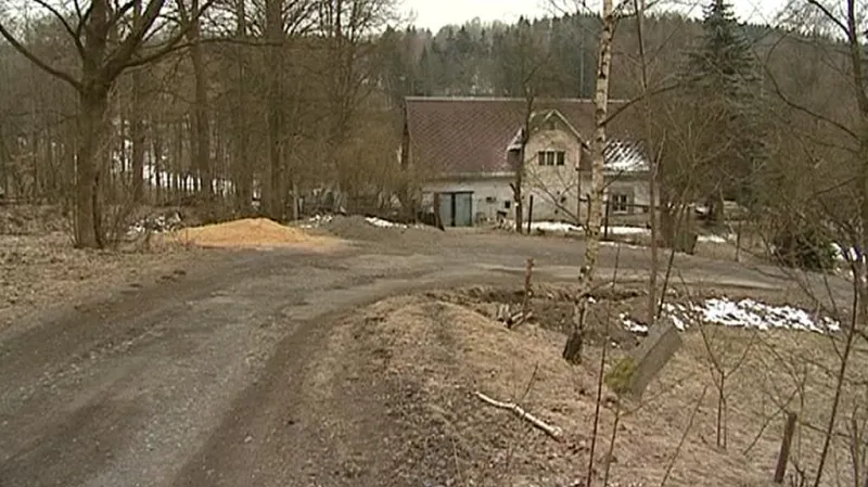 Lidé v osadě Novina u Sokolova se po třiceti pěti letech zřejmě dočkají nové silnice i veřejného osvětlení.