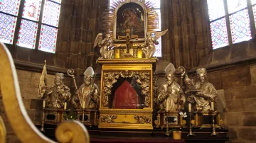 V současnosti oltáři vévodí schránka s ostatky sv. Vojtěcha, která byla přemístěna z kaple zbořené při dostavbě katedrály.