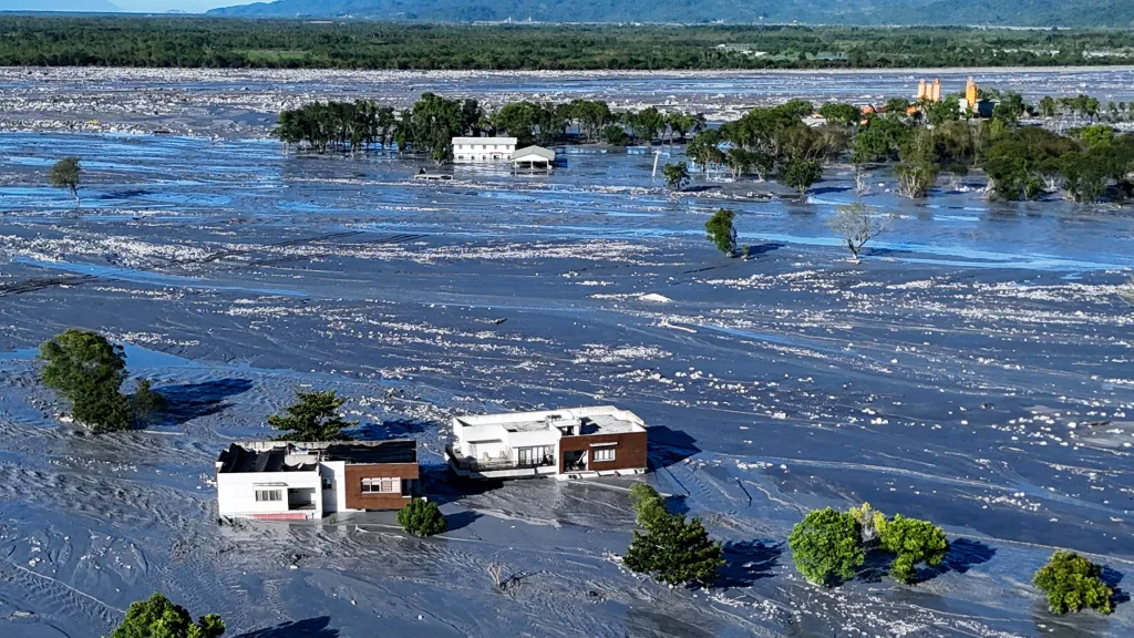 Dronový snímek ukazuje oblasti tchajwanského města pokryté bahnem