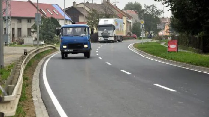V Troubkách na Přerovsku se pro motoristy opět otevřel opravený silniční průtah.