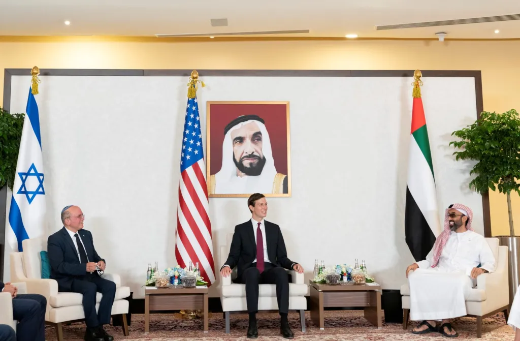 Výjimečná schůzka ve Spojených arabských emirátech. Ty pozvaly na své území oficiální delegaci z Izraele a staly se tak teprve třetí zemí na Blízkém a Středním východě, která zahájila jednání o spolupráci s Izraelem. Schůzky se účastnila rovněž delegace z USA