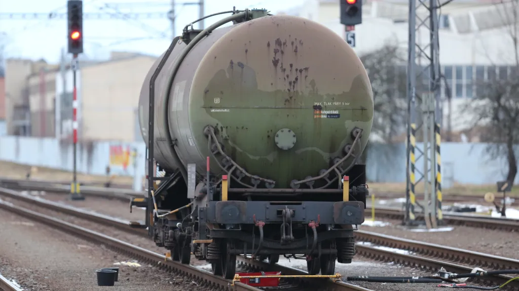 Únik benzolu z poškozené cisterny zastavil ve Studénce dopravu na železniční trati