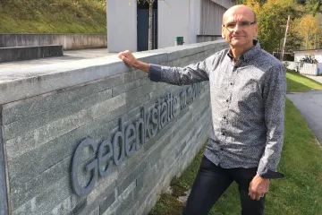 Soud se obával, že se soudce Elischer může vyhýbat trestnímu řízení. Přesto ho musel z vazby propustit