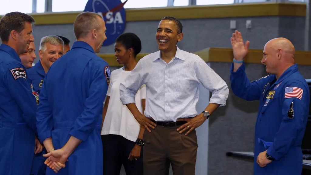 Prezident USA při setkání s astronauty raketoplánu Endeavour na archivním snímku z dubna 2011