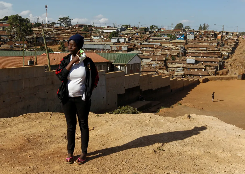 Děti se vracejí do školy v městské čtvrti Kibera v Nairobi, která je současně největším slumem v zemi, poté co promeškaly vzhledem k pandemii téměř celý školní rok