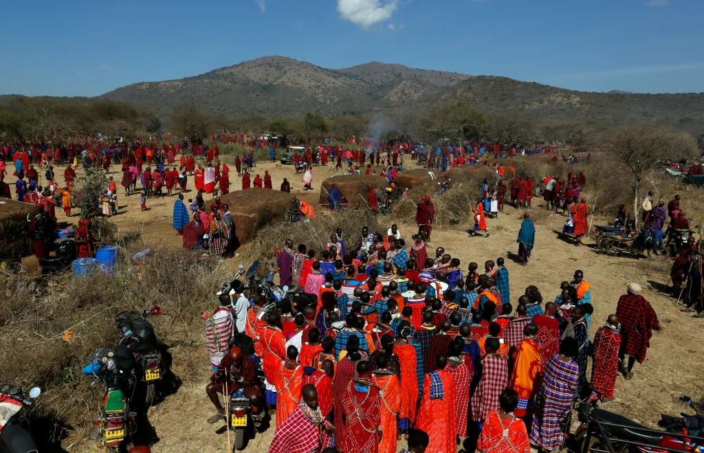 Masajské ženy zpívají pro své muže z klanu Matapato