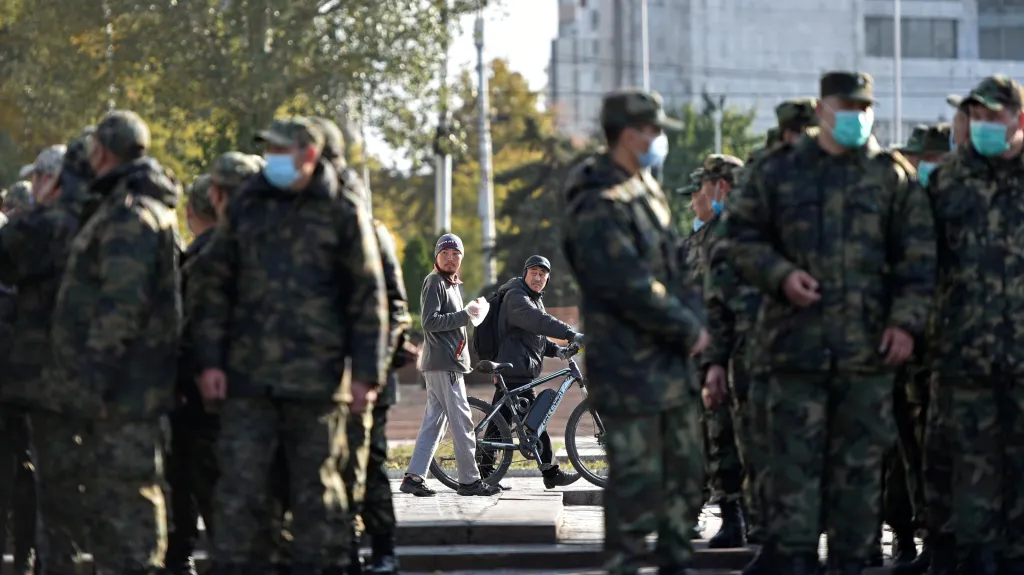 V Biškeku, hlavním městě Kyrgyzstánu, hlídá pořádek armáda