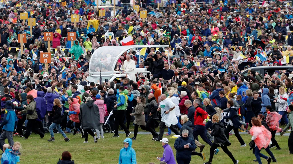 Papežův příjezd na mši v Dublinu