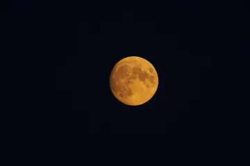 Víkend nabídne působivé nebeské divadlo. Na obloze se potká Měsíc v úplňku s Jupiterem a Saturnem