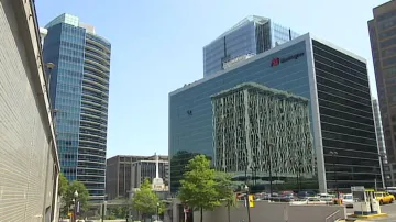 Okolí Watergate zaplňují moderní budovy