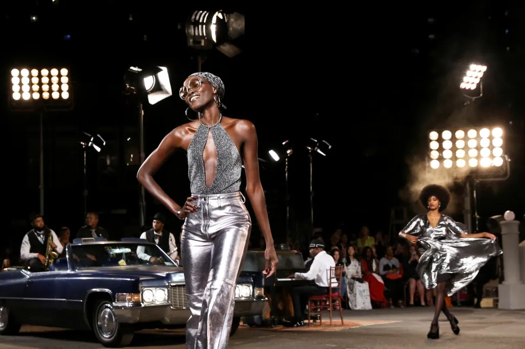 Do osmdesátých let se vrátila přehlídka modelů Tommyho Hilfigera v newyorském paláci Apollo