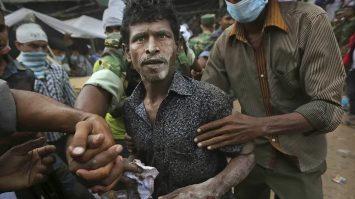 Muž zachráněný z trosek budovy v Dháce