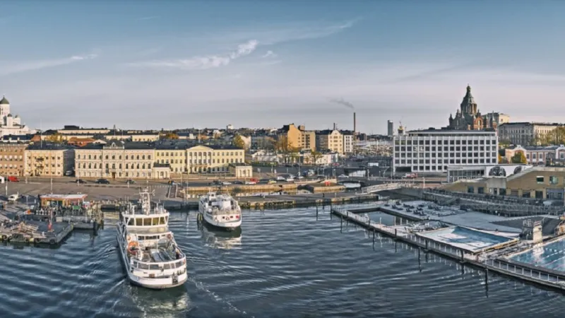 Panorama Helsinek s náměstím Kauppatori uprostřed