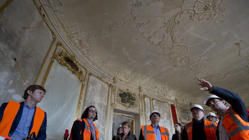 Daniel Herman (druhý zprava) při kontrolním dni rekonstrukce Státní opery (říjen 2017)