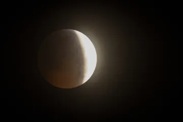 Rudé zatmění Měsíce ponořilo Česko v noci na pondělí do karmínové tmy
