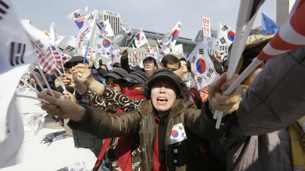 Příznivci sesazené prezidentky Pak Kun-hje protestovali v Soulu