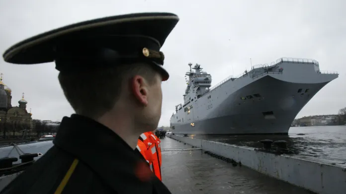 Válečná loď Mistral v přístavu v Petrohradě