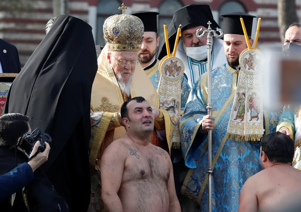 Věřící dostává požehnání od patriarchy Bartoloměje I. během obřadu Zjevení Páně v Istanbulu