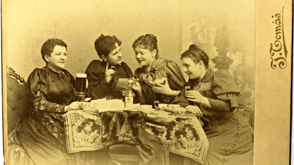 Skupinový portrét hereček Volfové, Foerstrové, Kvapilové a Kavalírové. Foto: Jan Tomáš, nedatováno, Divadelní sbírka Národního muzea