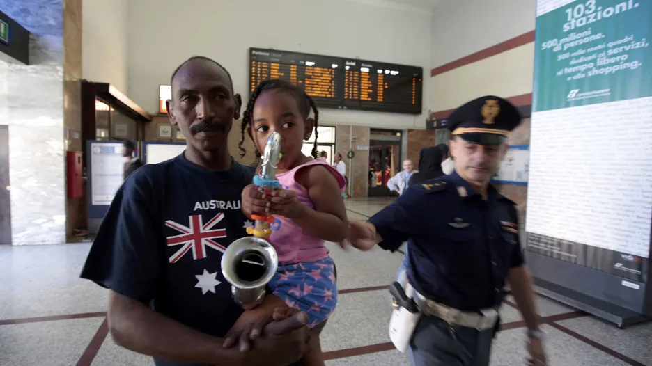 Súdánští uprchlíci na nádraží ve Vintimille