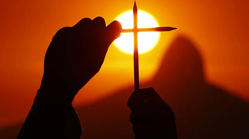 Leden 2015. Symbol zkřížených tužek na demonstraci v Rio de Janeiru jako vyjádření solidarity s oběťmi teroristických útoků na redakci pařížského magazínu Charlie Hebdo.