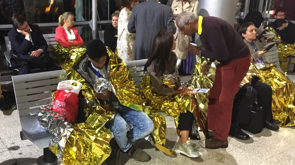 Cestující, kteří uvízli ve vlakové stanici v Calais