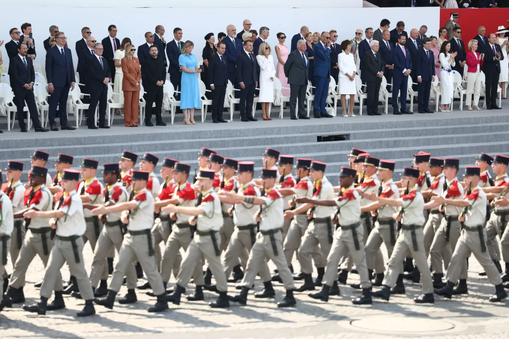 Francouzský prezident Emmanuel Macron, jeho manželka Brigitte Macronová, ukrajinský prezident Volodymyr Zelenskyj a jeho manželka Olena Zelenská, hlavy států koalice ochotných a členové francouzské vlády se účastní každoroční vojenské přehlídky u příležitosti dobytí Bastily na Place de la Concorde