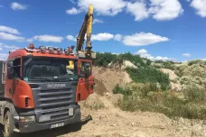 Firma začala odvážet hromadu zeminy, která pohřbila biotop vzácných rostlin a živočichů u Čikova