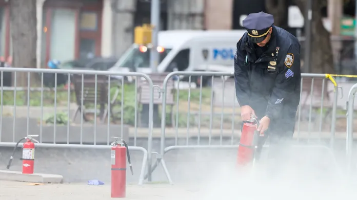 Policista hasí místo, kde se před soudní budovou zapálil muž