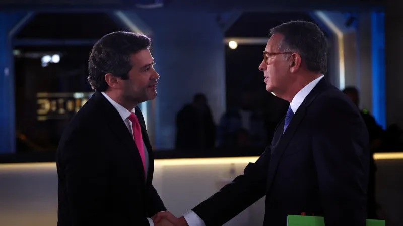 André Ventura (vlevo) s vítězem voleb Antóniem Josém Segurem (vpravo)