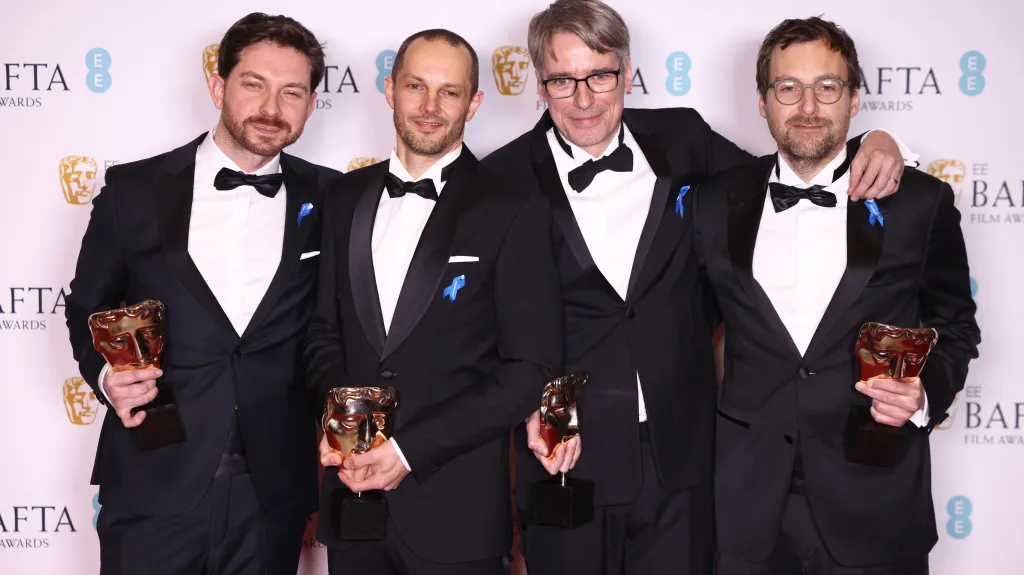 Prášil (úplně vlevo) s kolegy oceněnými cenou BAFTA