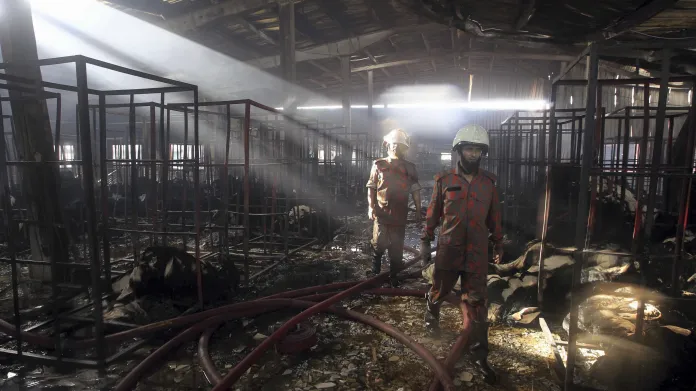 Požár textilky v Bangladéši