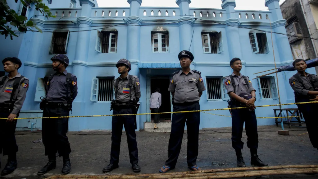 Barmská policie hlídá vyhořelou školní budovu