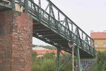 Po staré lávce přes smíchovské nádraží v Praze už lidé nepřejdou. Začalo její bourání