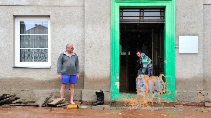 Muži uklízejí vyplavený dům v Hostinném na Trutnovsku