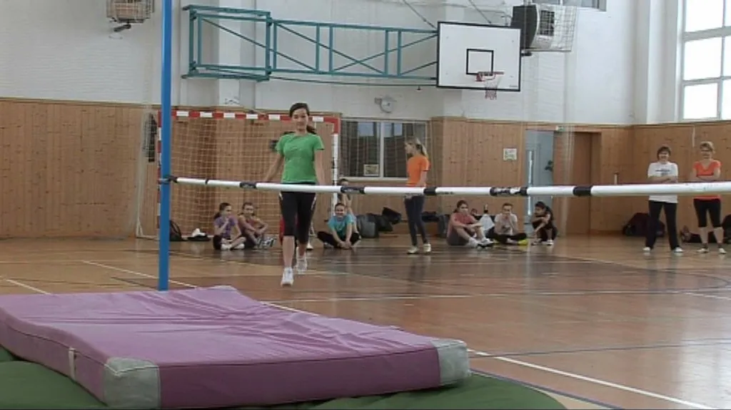 Dívka při skoku do výšky