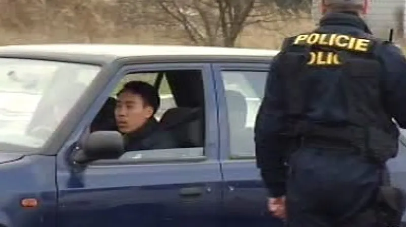 Policisté kontrolují vietnamské trhovce