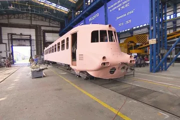 Oprava Slovenské strely je v polovině. Restaurátoři začínají rozebraný vlak znovu skládat dohromady