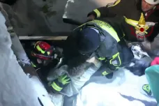 Záchranáři věří, že najdou v troskách zavaleného hotelu další živé