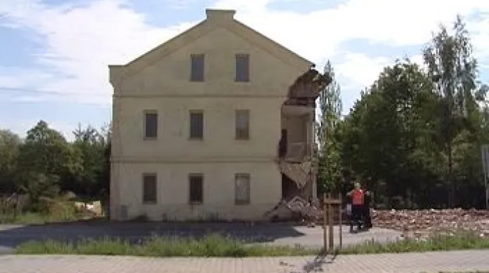 V Novém Sedle u Sokolova se z dosud nezjištěných příčin nad ránem zřítila část domu.