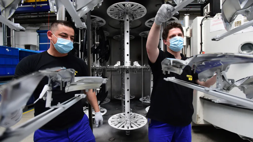 Výroba dílů pro světlomety v mohelnické firmě Montix