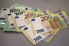 Vylepšené nejvyšší eurobankovky se představují. Platit se jimi začne na jaře