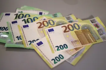 Vylepšené nejvyšší eurobankovky se představují. Platit se jimi začne na jaře