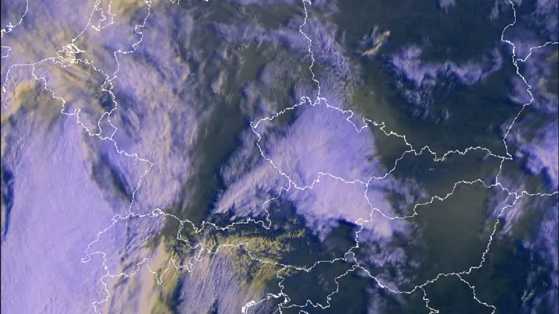 Sobotní (30. 3. 2024) ranní snímek ukazuje rozsáhlou oblačnost (bílofialové odstíny), k jejímuž vzniku přispěl saharaský prach a písek nad Českem a také nad východní Francií. Ta vedla k určitému snížení sobotních maxim oproti očekávání