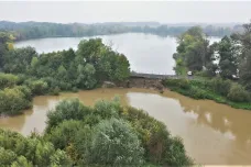 Odra odnesla metry hráze. Meandrující řeka ohrožuje rybník v Polance