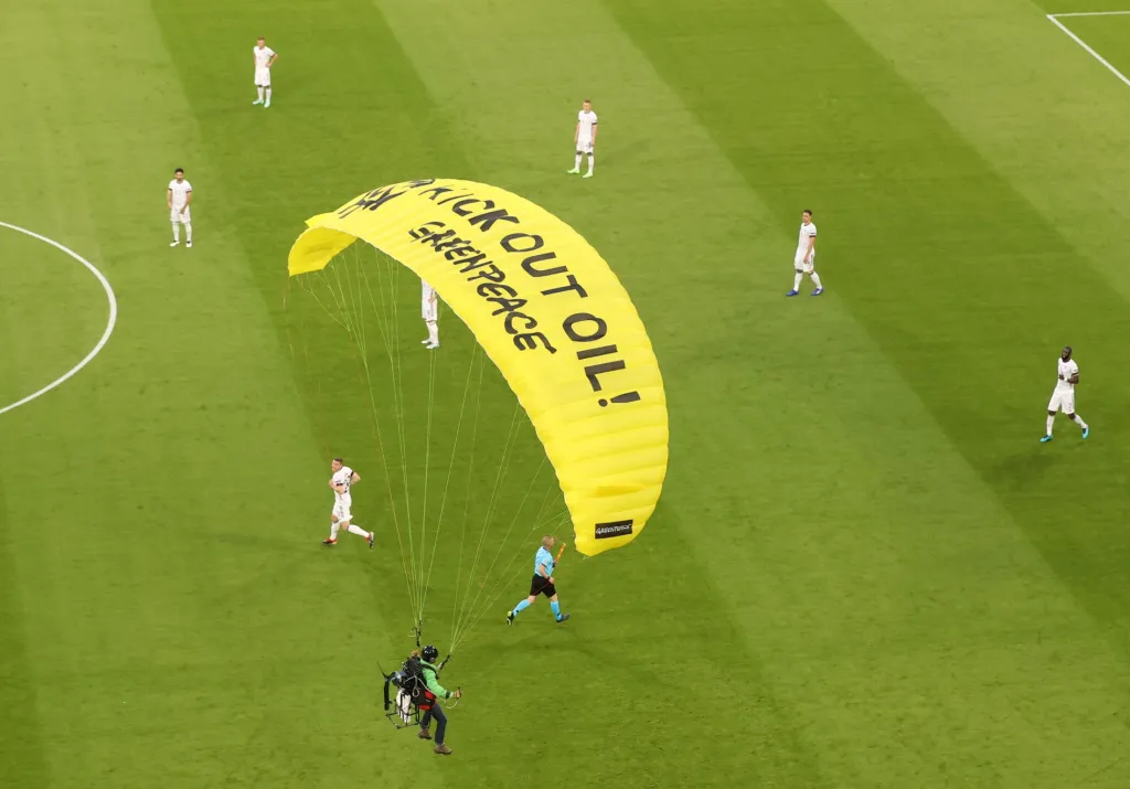 Před fotbalovým utkáním Francie-Německo v rámci probíhajícího mistrovství Evropy se na travnatou plochu snesl nečekaně paraglidista. Šlo o ekologického aktivistu z organizace Greenpeace, který tak demonstroval proti sponzorovi šampionátu, jenž má dle Greenpeace značný podíl na devastaci planety